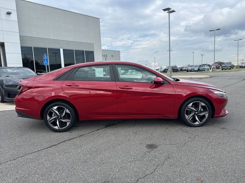Used 2023 Hyundai Elantra SEL w/ Convenience Package image 2