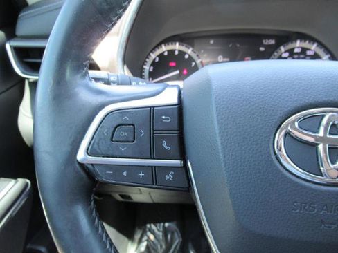 Used 2021 Toyota Highlander Limited FWD image 24