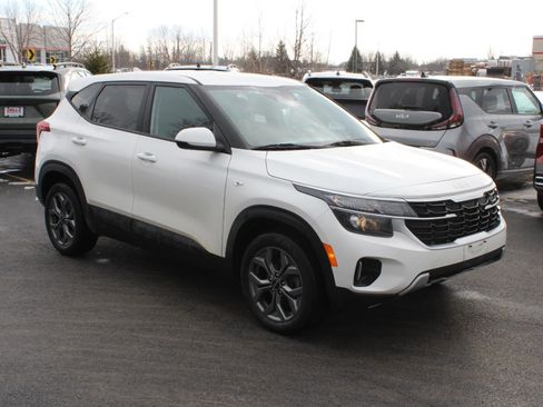 Certified 2024 Kia Seltos LX image 3