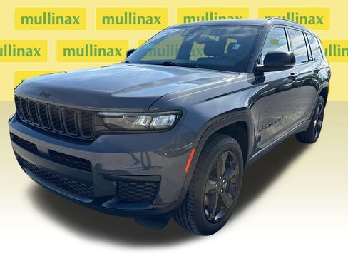 Used 2023 Jeep Grand Cherokee L Laredo RWD image 10