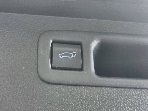 Used 2020 Toyota Highlander XLE AWD/4WD image 32