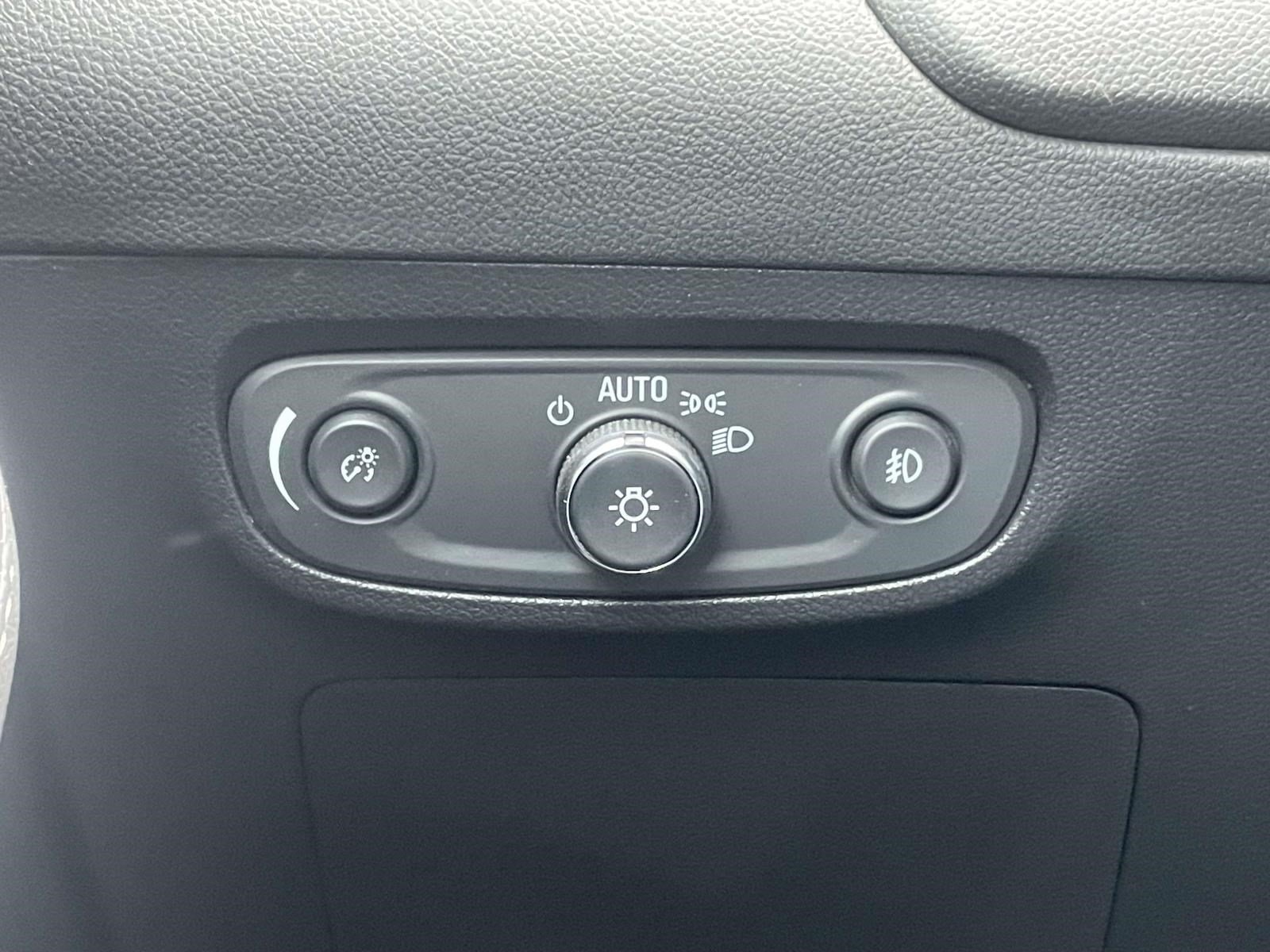Used 2023 Buick Encore GX Essence w/ Experience Buick Package FWD image 19