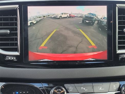 Used 2024 Chrysler Pacifica Touring-L image 11