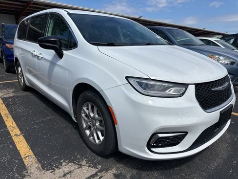 Used 2024 Chrysler Pacifica Touring-L FWD image 2