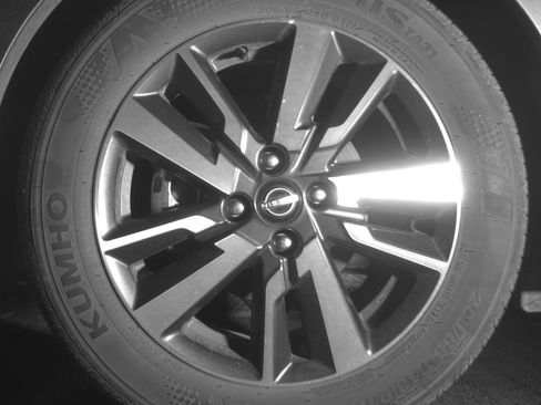 Used 2025 Nissan Versa SV image 12