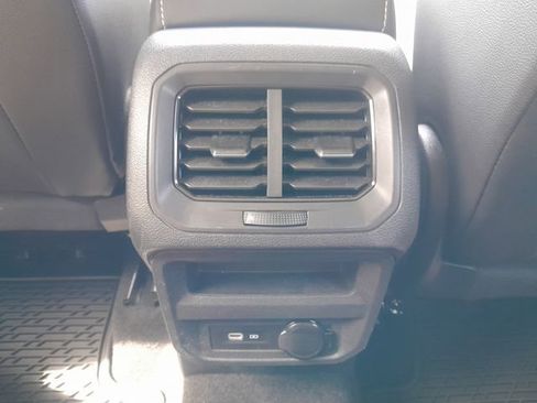 Used 2022 Volkswagen Tiguan SE image 13