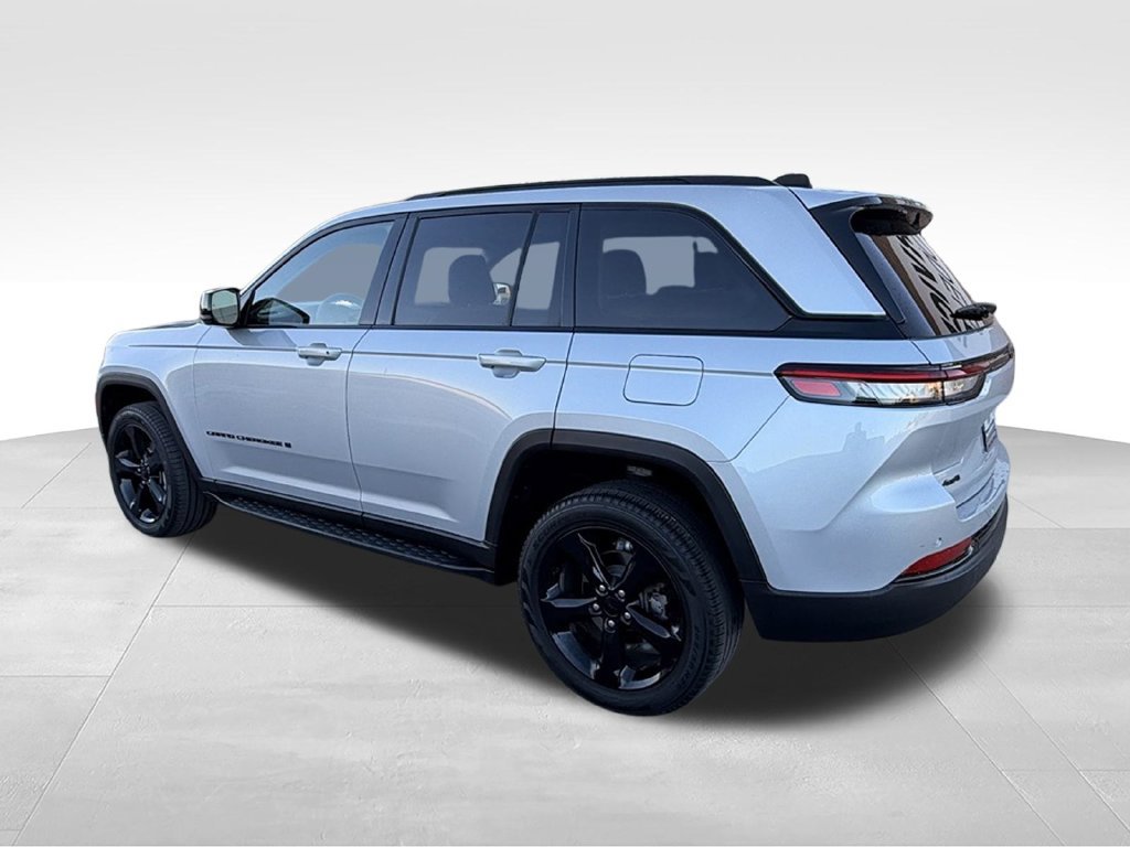 Used 2024 Jeep Grand Cherokee Limited w/ Black Appearance Package AWD/4WD image 10