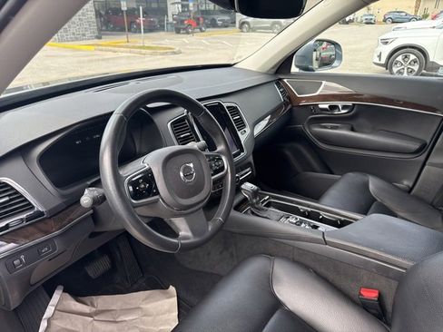 Used 2017 Volvo XC90 T5 Momentum w/ Vision Package image 5