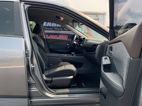 Used 2023 Nissan Rogue SV image 30