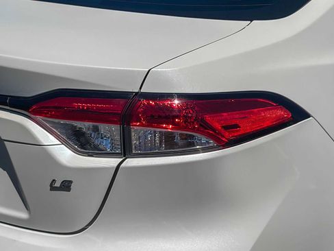 Used 2021 Toyota Corolla LE w/ LE Convenience Package FWD image 9