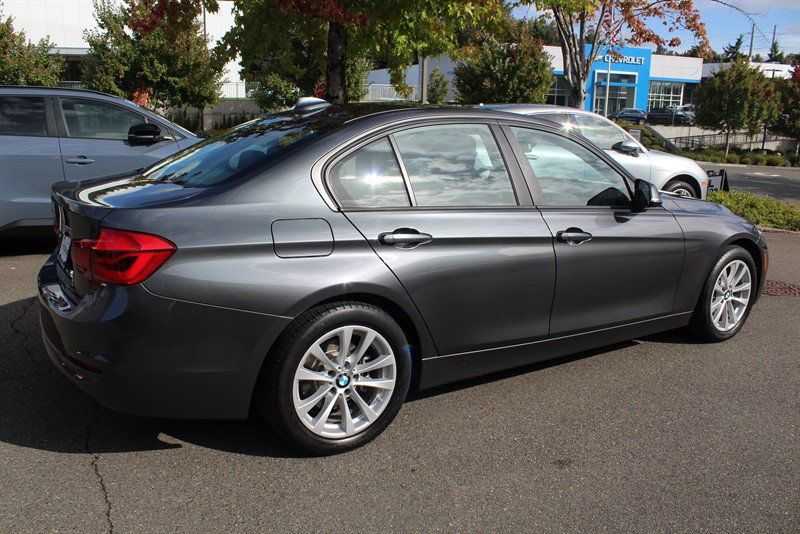 Used 2018 BMW 320i xDrive Sedan AWD/4WD image 5