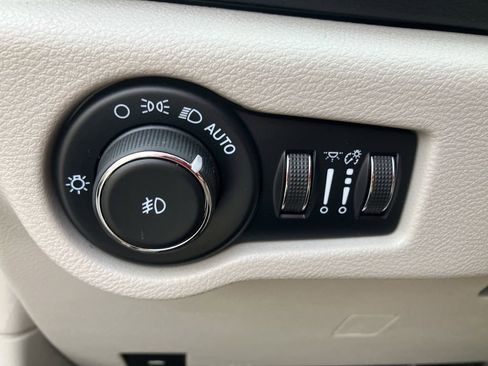 Used 2022 Chrysler Pacifica Touring-L FWD image 38