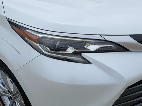 Used 2024 Toyota Sienna Platinum FWD image 10