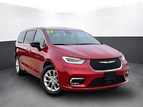 Used 2025 Chrysler Pacifica Select image 4