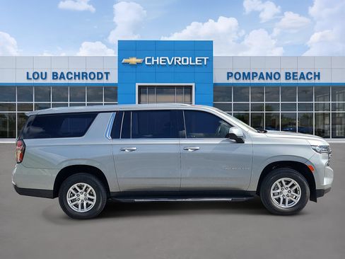 Used 2024 Chevrolet Suburban LT RWD image 2