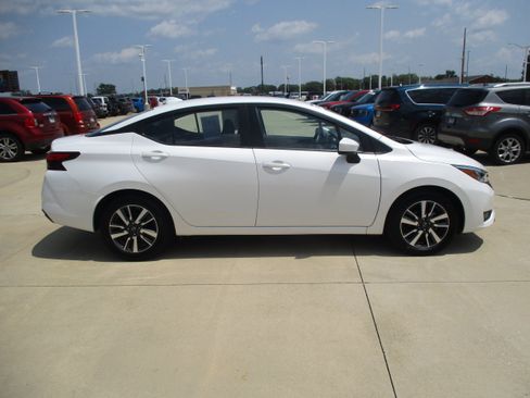 Used 2025 Nissan Versa SV FWD image 7
