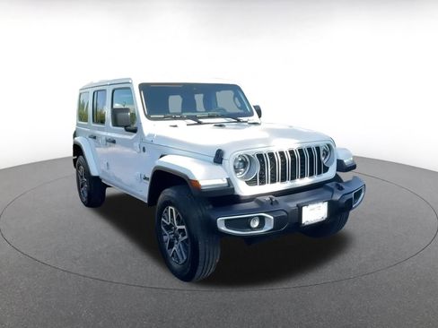 Used 2025 Jeep Wrangler Sahara image 3