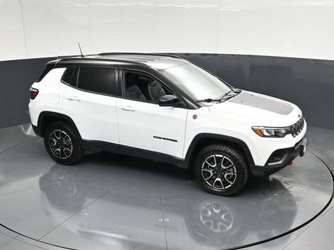 Used 2025 Jeep Compass Trailhawk AWD/4WD image 47