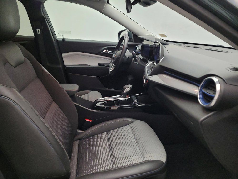 Used 2025 Chevrolet Trax LT w/ LT Convenience Package FWD image 21