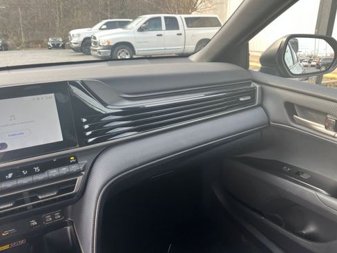 Used 2025 Toyota Camry SE image 29