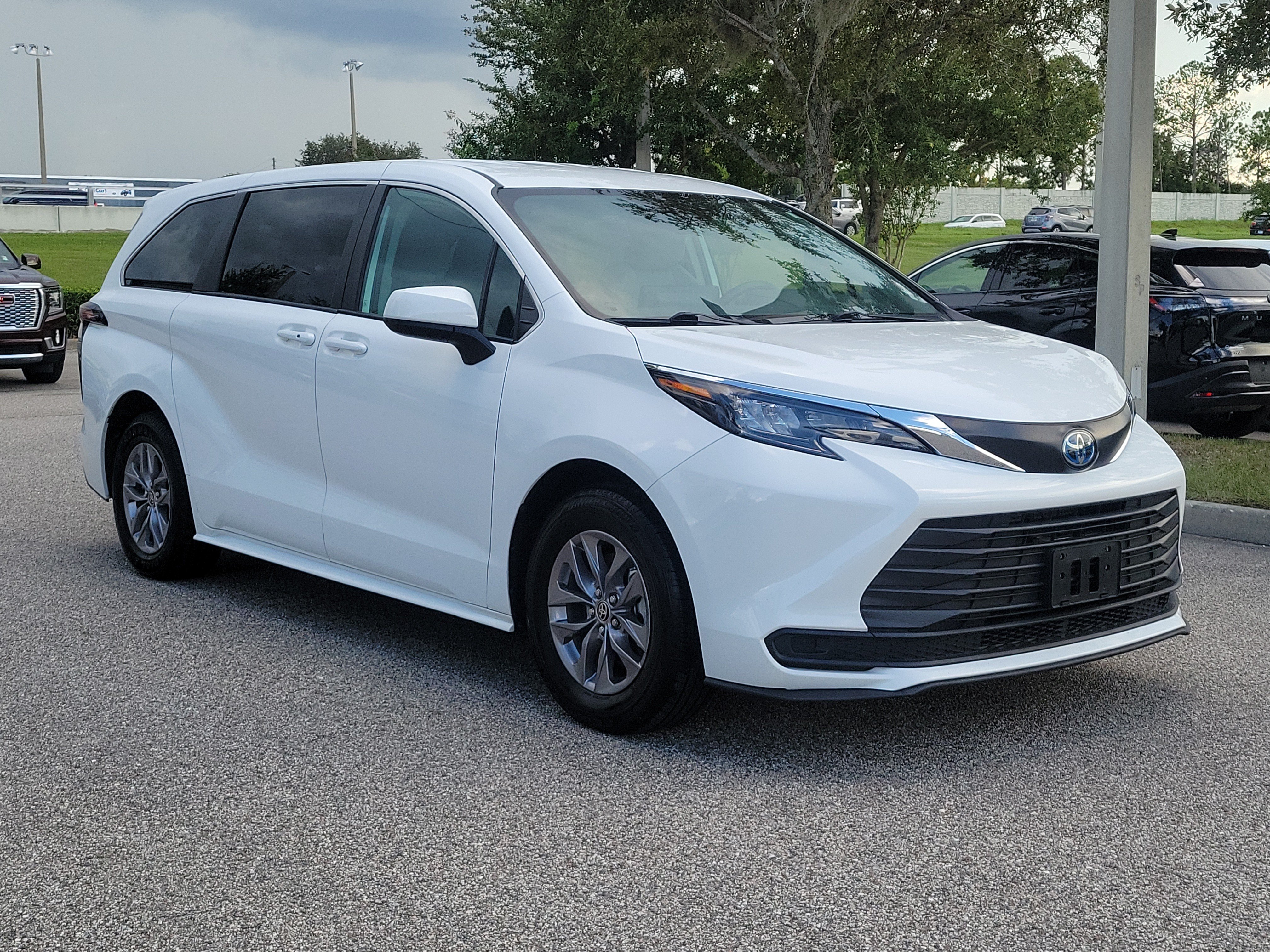 Used 2024 Toyota Sienna LE FWD image 3