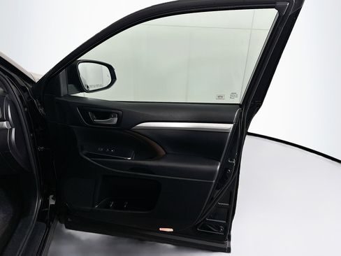Used 2018 Toyota Highlander XLE image 33