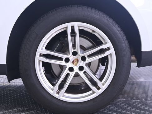 Certified 2023 Porsche Macan AWD/4WD image 12