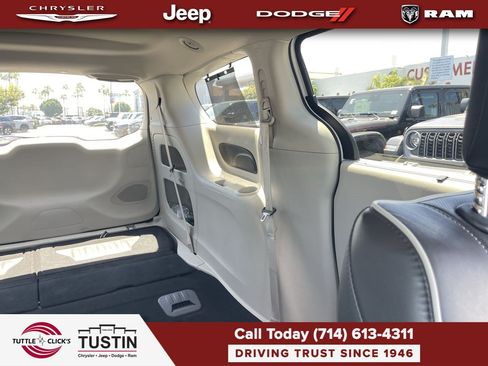 Used 2023 Chrysler Pacifica Limited FWD image 6