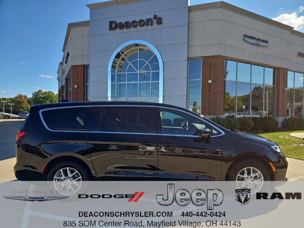Used 2026 Chrysler Pacifica Select FWD image 1
