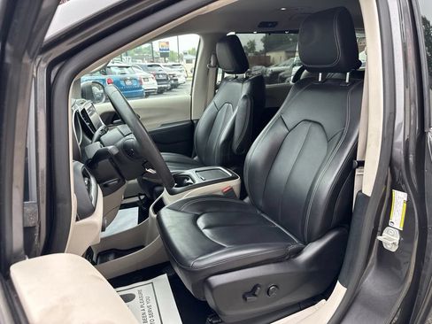 Used 2023 Chrysler Pacifica Touring-L AWD/4WD image 2