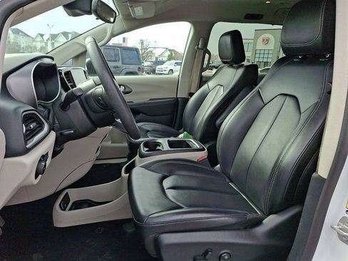 Certified 2023 Chrysler Pacifica Touring-L image 18