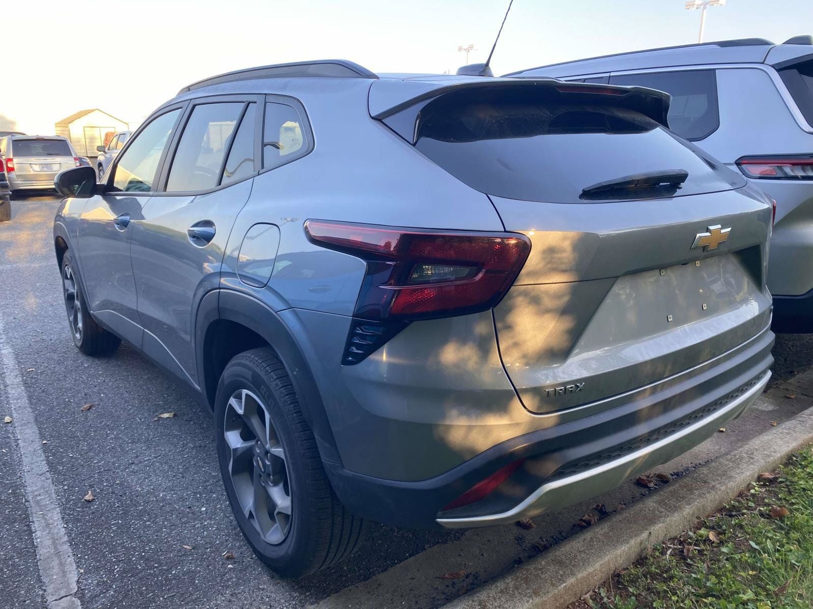 Used 2025 Chevrolet Trax LT FWD image 8