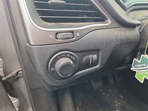 Used 2020 Jeep Cherokee Latitude image 11