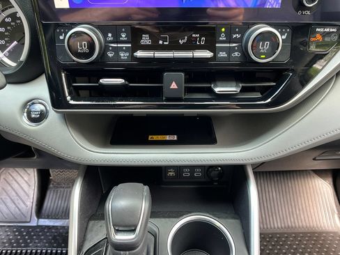 Used 2023 Toyota Highlander XLE AWD/4WD image 16