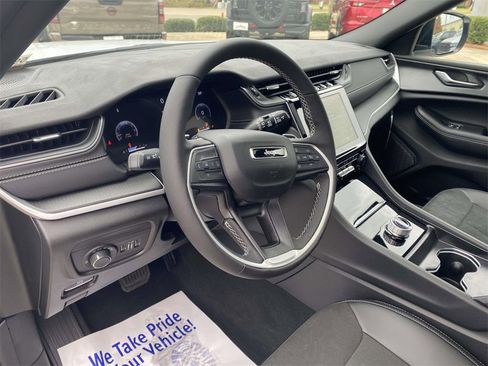 New 2025 Jeep Grand Cherokee Altitude image 18