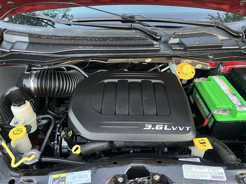 Used 2013 Chrysler Town & Country Touring FWD image 40