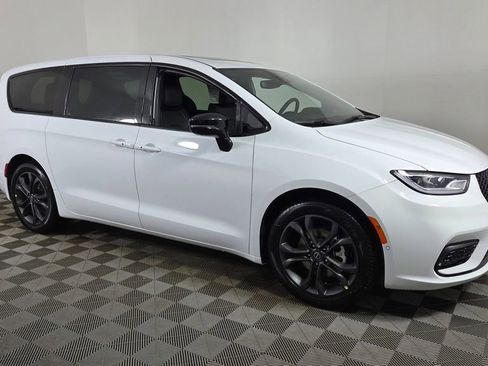 New 2026 Chrysler Pacifica Select image 1