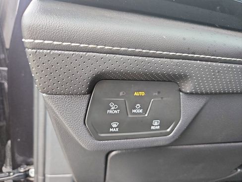 Used 2024 Volkswagen Atlas SE image 21