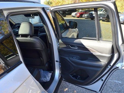 New 2025 Jeep Grand Cherokee Limited w/ Black Appearance Package image 31