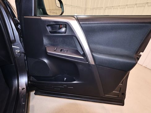 Used 2018 Toyota RAV4 LE w/ Carpet Mat Package AWD/4WD image 18