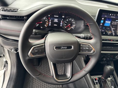 Used 2025 Jeep Compass Trailhawk image 17