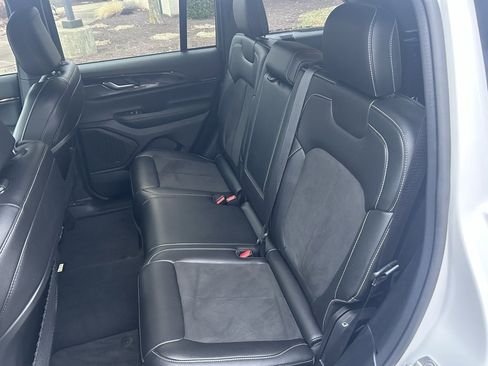 Used 2023 Jeep Grand Cherokee Altitude image 15