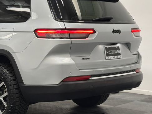 Used 2023 Jeep Grand Cherokee L Limited w/ Luxury Tech Group II image 7