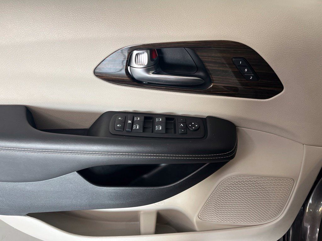 Used 2023 Chrysler Pacifica Limited FWD image 51