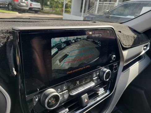 Used 2024 Toyota Highlander XLE FWD image 31
