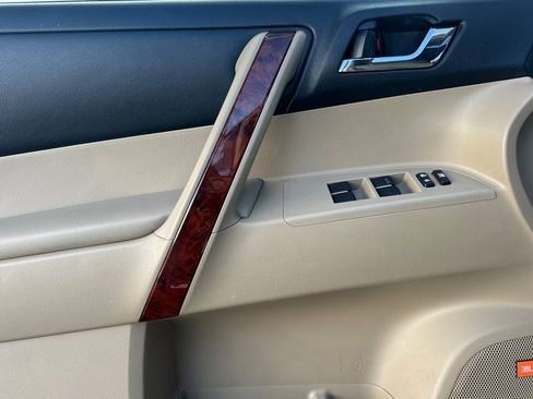 Used 2012 Toyota Highlander Limited image 12