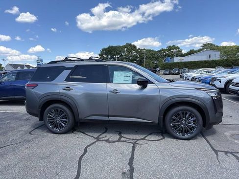 New 2026 Nissan Pathfinder SL w/ SL Premium Package AWD/4WD image 4