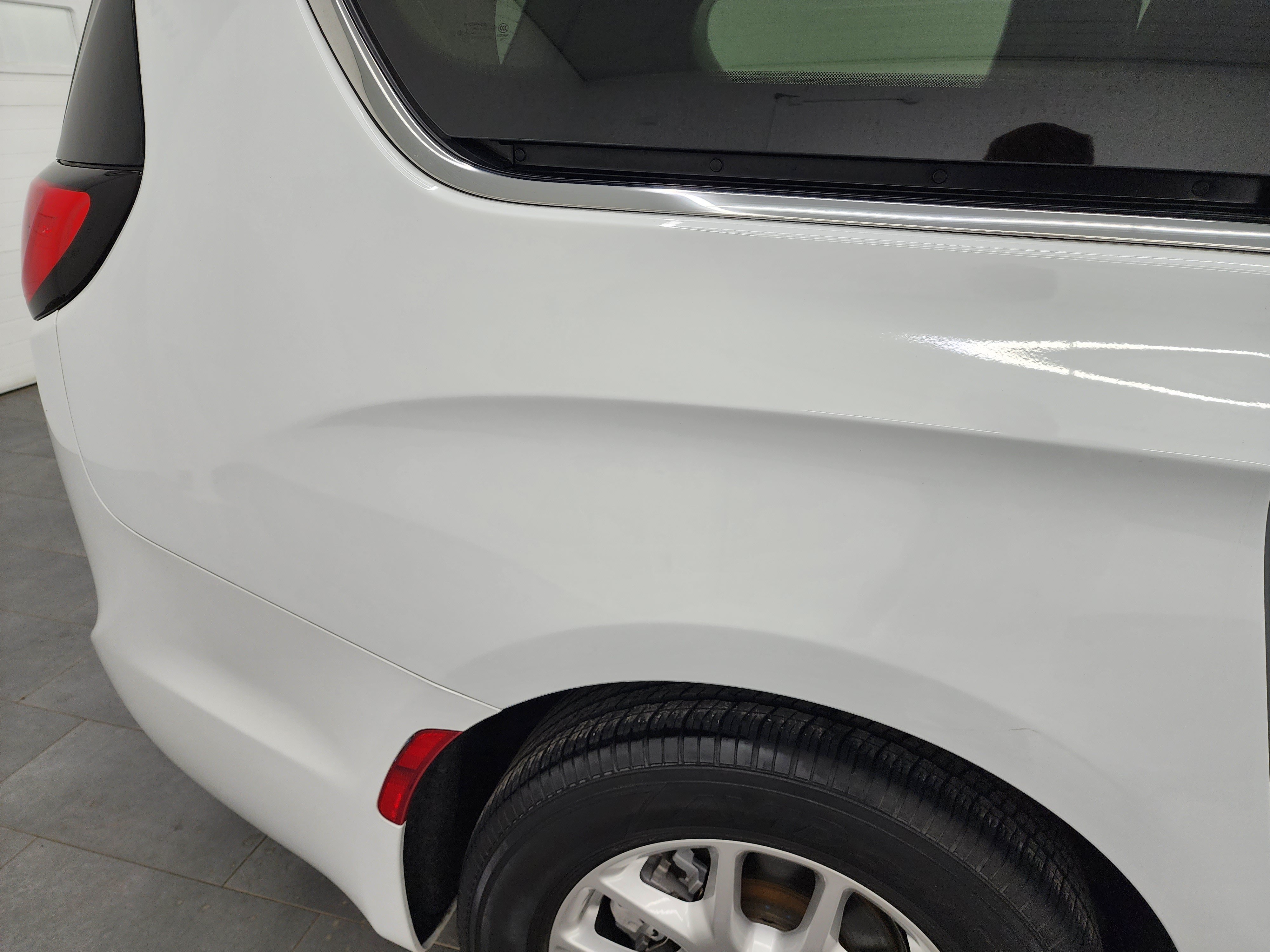 Used 2024 Chrysler Pacifica Touring-L FWD image 25