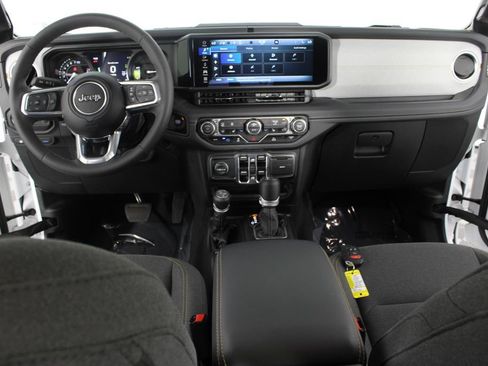 Used 2025 Jeep Wrangler Unlimited Sahara AWD/4WD image 9