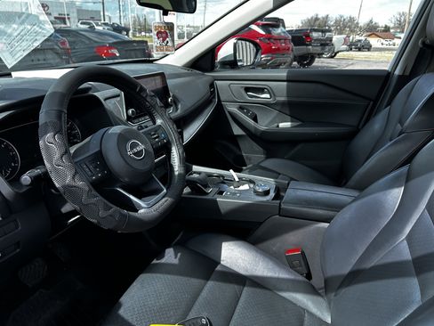 Used 2024 Nissan Rogue SV w/ SV Premium Package image 10